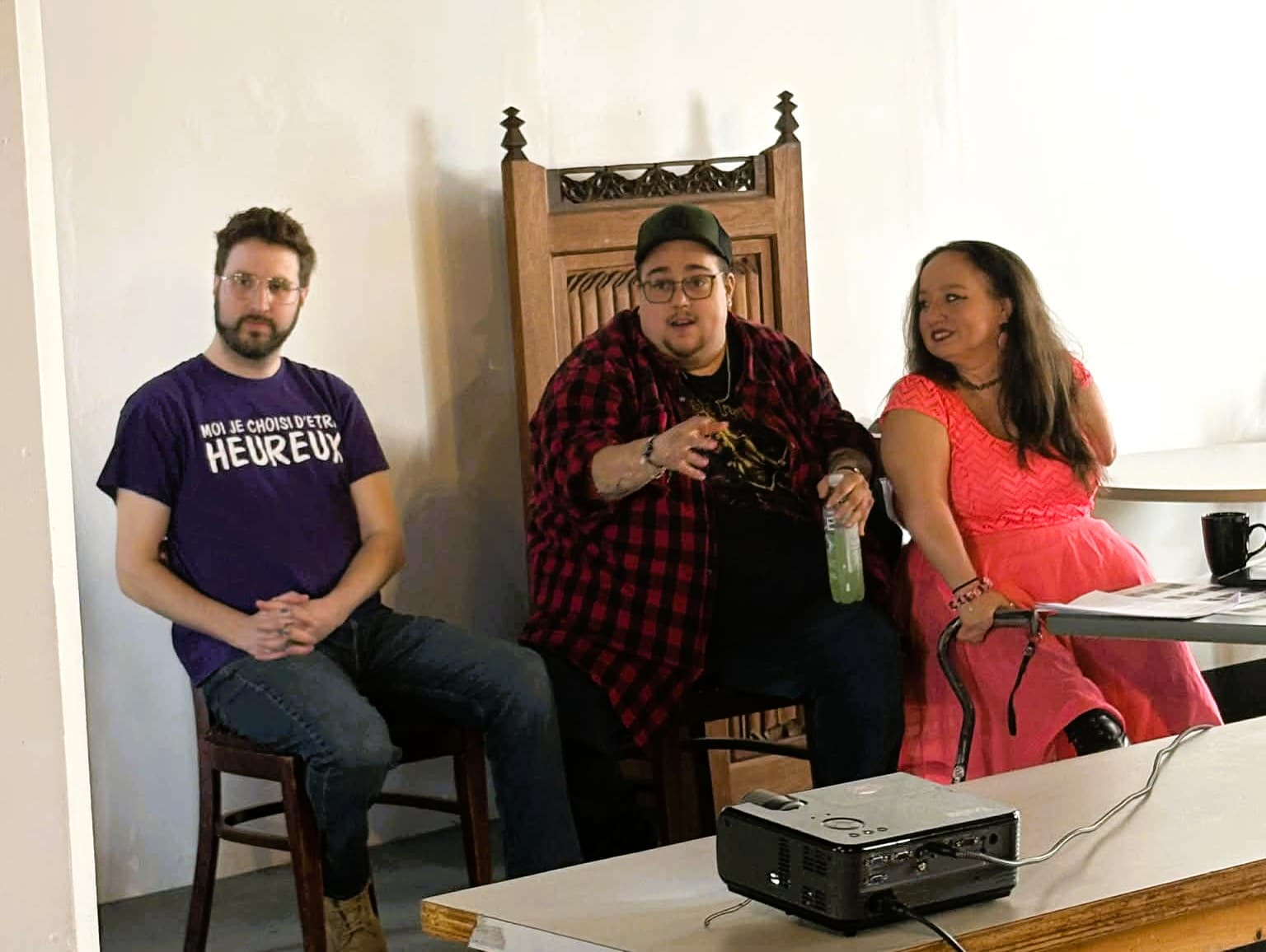 Gabrielle Limoges, Charles Goudreau et Alexandre Marotte — les trois conférenciers de Mise sur Toi !, vue du bas avec les bras tendus