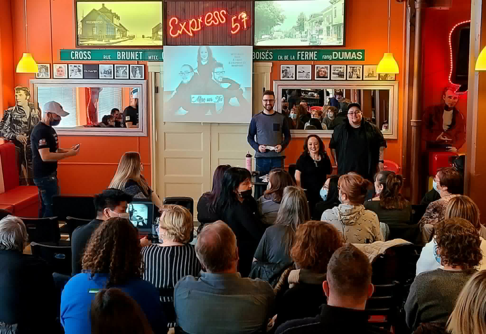 Les trois conférenciers de Mise sur Toi ! en action lors d'une conférence